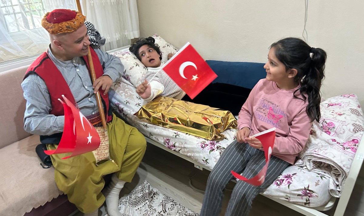 Keloğlan, 23 Nisan Sevincini Özel Çocukların Evine Taşıdı