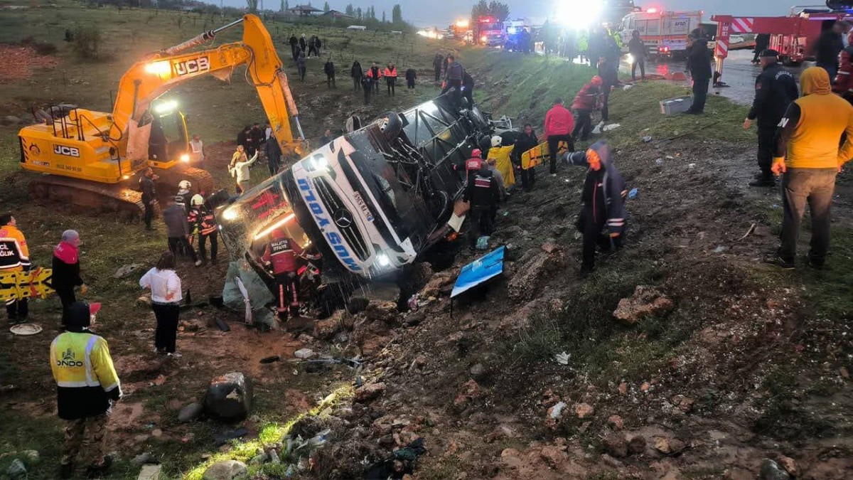 Yolcu Otobüsü Şarampole Yuvarlandı: 3 Kişinin Hayatını Kaybettiği Açıklandı