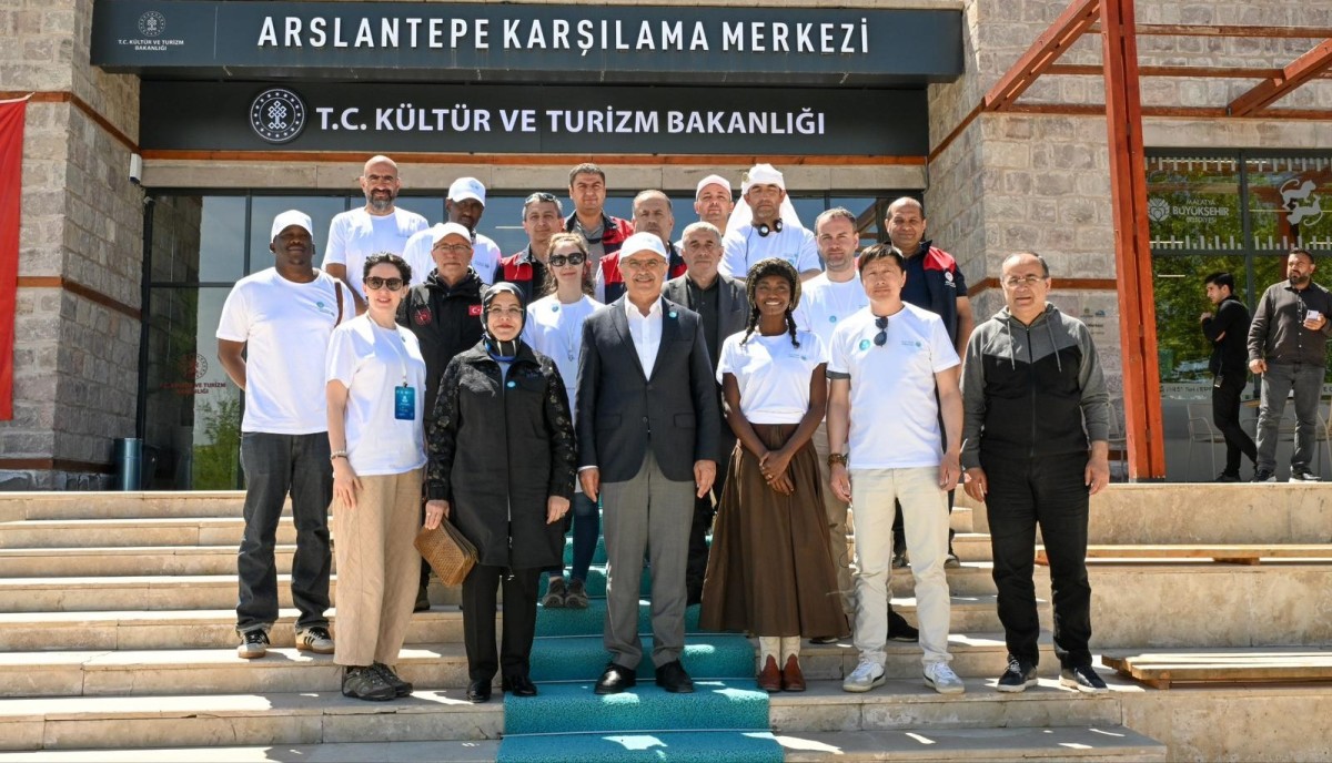  Er, ‘İpek Yolu Kervanı’ Üyeleriyle Bir Araya Geldi