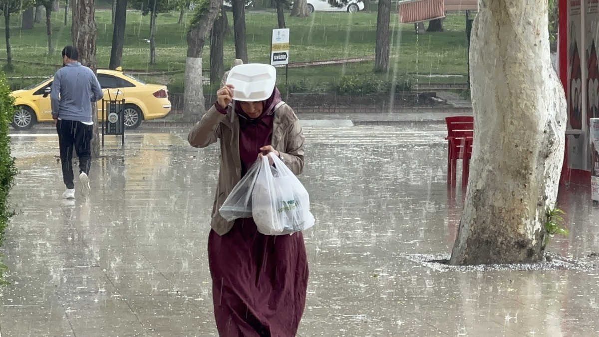 Aniden Bastıran Dolu Hayatı Felç Etti
