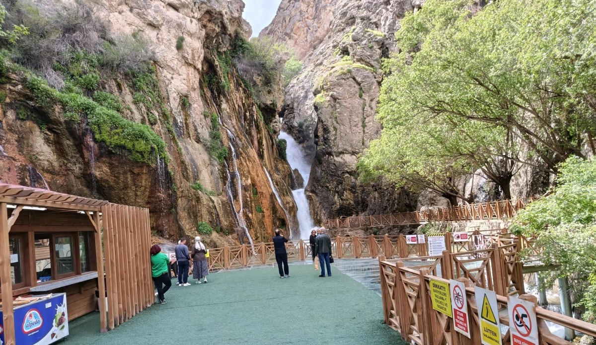 Coşan Günpınar Şelalesi Ziyaretçi Akınına Uğradı