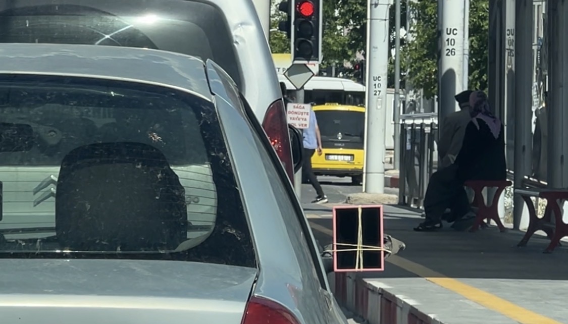 Kırılan Dikiz Aynasının Yerine Makyaj Aynası Taktı