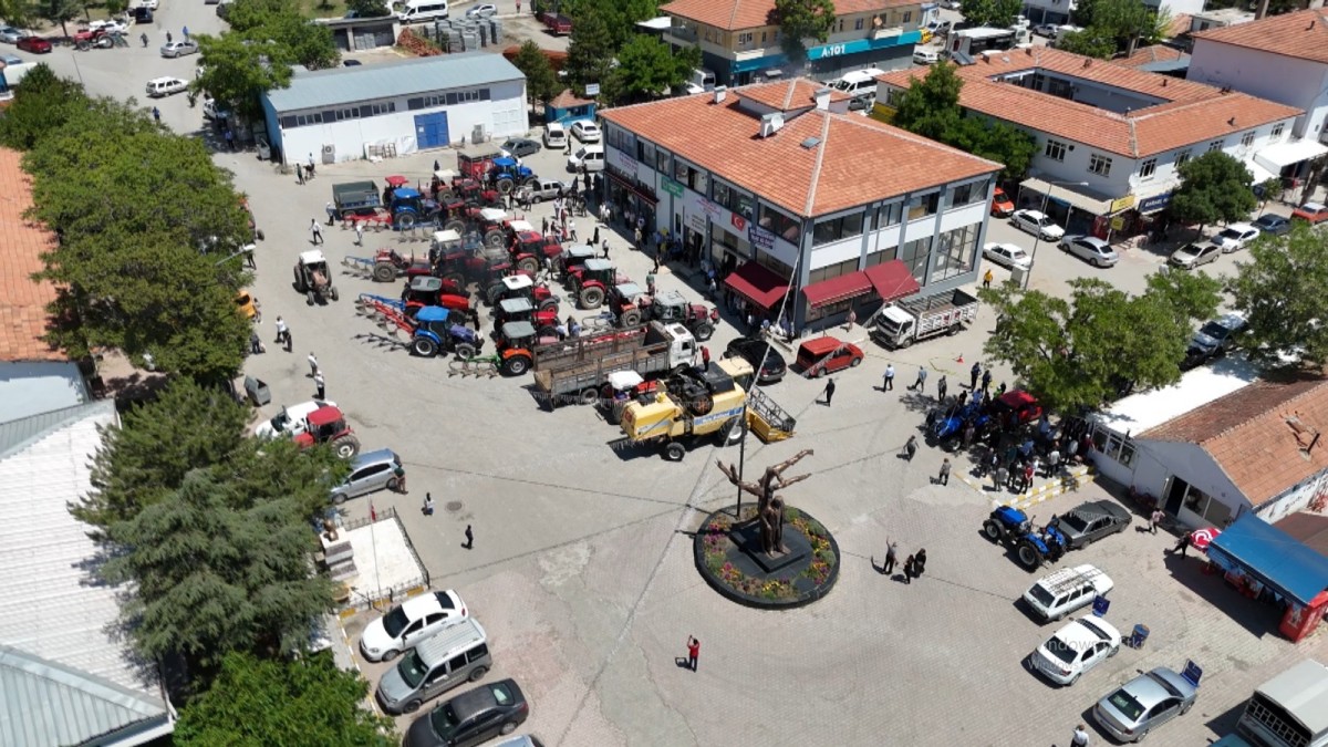  Çiftçilerden Hububat Fiyatlarına Traktörlü Protesto