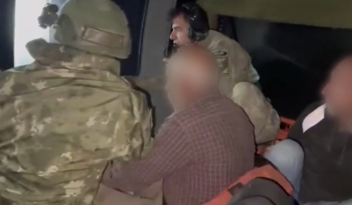 Sarp Arazide Mahsur Kalan Vatandaşlar Askeri Helikopterlerle Kurtarıldı