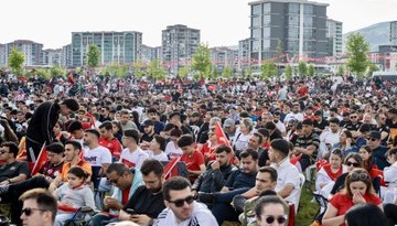  Milli Maç Coşkusu Dev Ekrana Taştı