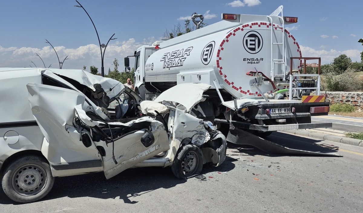 Su Tankerine Çarpan Araçta Can Pazarı: 1 Ağır Yaralı