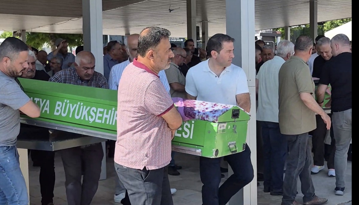 Aile Faciasında Anne ve Kız Son Yolculuğuna Uğurlandı