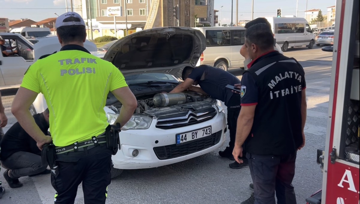 Araca Giren Kedi, İtfaiyenin Çaldığı Kedi Sesiyle Kurtarıldı