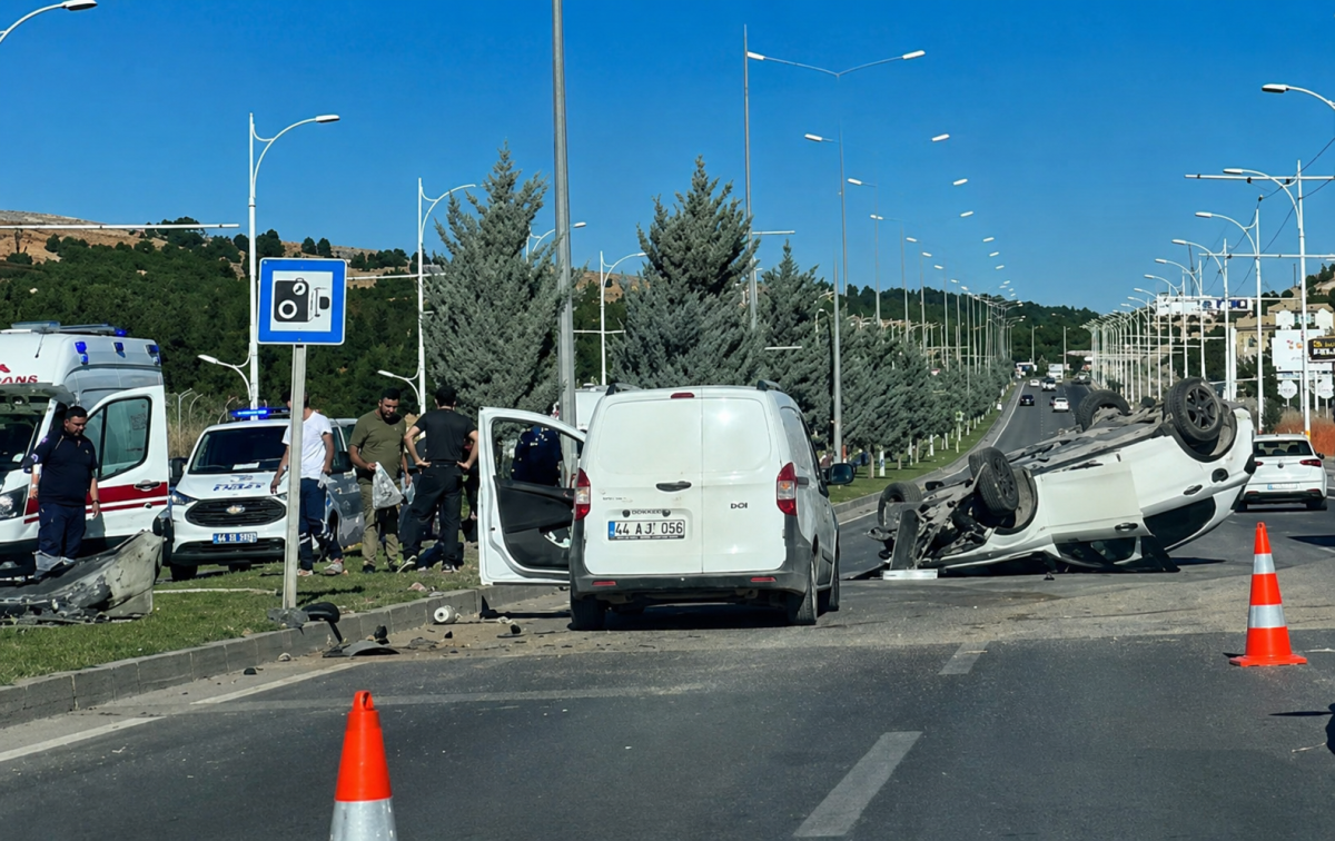 Üniversite Yolunda Feci Kaza: Otomobil Ters Döndü