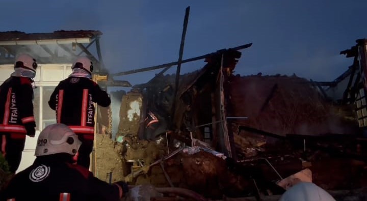 Depremlerde hasar alan 2 katlı müstakil bir evde yangın çıktı