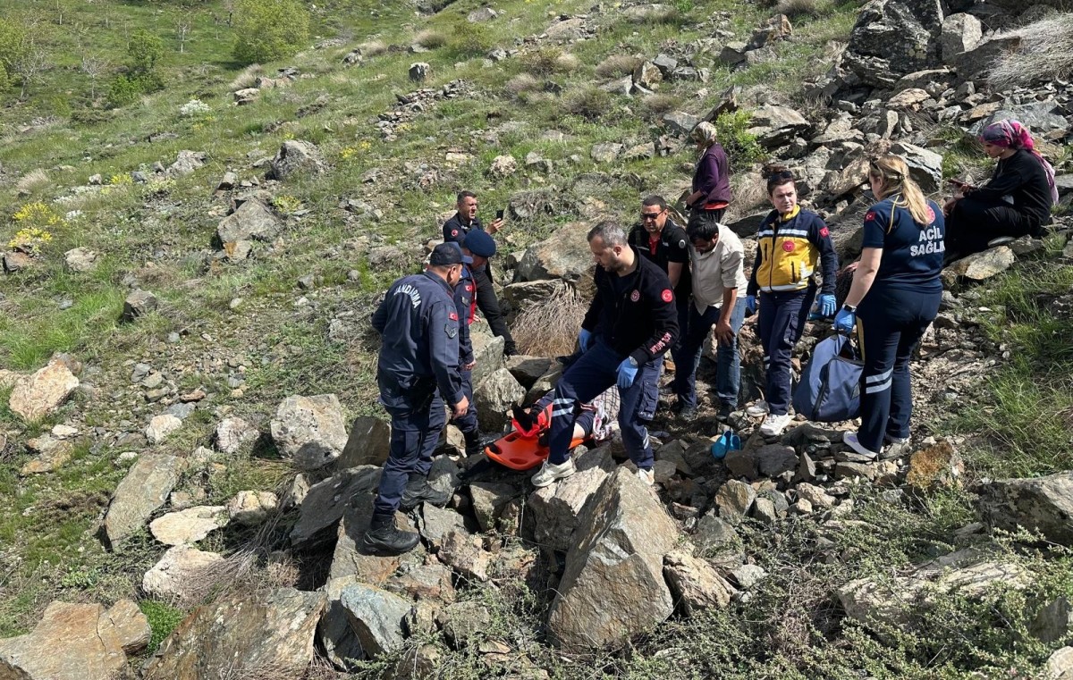 Pütürge’de Kayalıklarda Mahsur Kalan Yaşlı Kadın Kurtarıldı